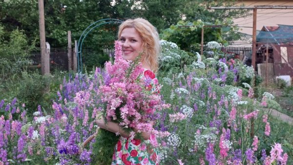 ГЕТЕ ВОЛЕО СЛЕЗ, А НАПОЛЕОН ЉУБИЧИЦЕ: Историчар Делорија Бунђа Сајчић из Земуна има необичан хоби, истражује порекло и значење цвећа ГЕТЕ ВОЛЕО СЛЕЗ, А НАПОЛЕОН ЉУБИЧИЦЕ: Историчар Делорија Бунђа Сајчић из Земуна има необичан хоби, истражује порекло и значење цвећа