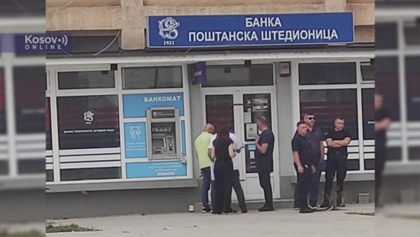 НЕМА КРАЈА КУРТИЈЕВОМ ТЕРОРУ: Постављено упозорење на улазу у Банку Поштанске штедионице у Лепосавићу НЕМА КРАЈА КУРТИЈЕВОМ ТЕРОРУ: Постављено упозорење на улазу у Банку Поштанске штедионице у Лепосавићу