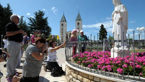 AVET OBMANE LEBDI NAD ČUDOM IZ MEĐUGORJA: Izaslanik poglavara rimokatoličke crkve na mestu gde se navodno pojavila Gospa AVET OBMANE LEBDI NAD ČUDOM IZ MEĐUGORJA: Izaslanik poglavara rimokatoličke crkve na mestu gde se navodno pojavila Gospa