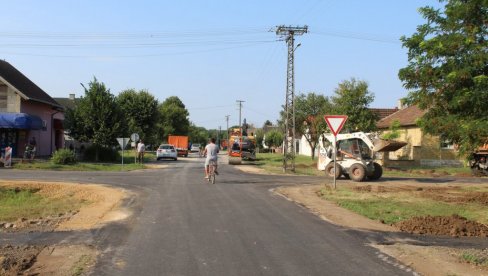 OBNOVA ULICA U BAČKOM MONOŠTORU U PUNOM JEKU: Grad Sombor nastavlja sa ulaganjem u saobraćajnu infrastrukturu OBNOVA ULICA U BAČKOM MONOŠTORU U PUNOM JEKU: Grad Sombor nastavlja sa ulaganjem u saobraćajnu infrastrukturu