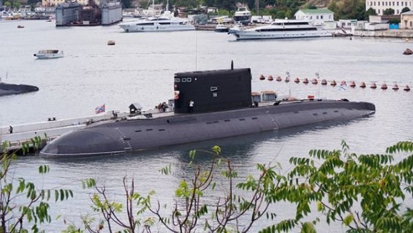 РЕКЛИ СУ ДА ЈЕ ТОТАЛНО УНИШТЕНА, А ОНДА ЈЕ ИЗРОНИЛА: Непријатно изненађење за Кијев и НАТО - Руси поправљају подморницу погођену ракетом РЕКЛИ СУ ДА ЈЕ ТОТАЛНО УНИШТЕНА, А ОНДА ЈЕ ИЗРОНИЛА: Непријатно изненађење за Кијев и НАТО - Руси поправљају подморницу погођену ракетом