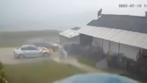 SNAŽNO NEVREME PROTUTNJALO OVIM DELOM SRBIJE: Vetar nosio krov, padao i led (VIDEO) SNAŽNO NEVREME PROTUTNJALO OVIM DELOM SRBIJE: Vetar nosio krov, padao i led (VIDEO)