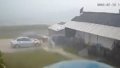 SNAŽNO NEVREME PROTUTNJALO OVIM DELOM SRBIJE: Vetar nosio krov, padao i led (VIDEO) SNAŽNO NEVREME PROTUTNJALO OVIM DELOM SRBIJE: Vetar nosio krov, padao i led (VIDEO)