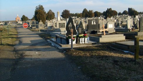 TVRDE DA JE BOGATI GASTERBAJTER NJIHOV OTAC: Bliznakinje iz Sombora tražile ekshumaciju muškarca, čija je zaostavština skoro 40 miliona evra TVRDE DA JE BOGATI GASTERBAJTER NJIHOV OTAC: Bliznakinje iz Sombora tražile ekshumaciju muškarca, čija je zaostavština skoro 40 miliona evra