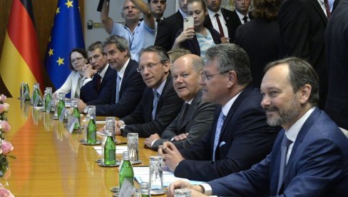 VELIKI DAN ZA SRPSKU EKONOMIJU Šefčovič: Srbija će zauzeti centralno mesto u najvažnijim strateškim lancima vrednosti VELIKI DAN ZA SRPSKU EKONOMIJU Šefčovič: Srbija će zauzeti centralno mesto u najvažnijim strateškim lancima vrednosti
