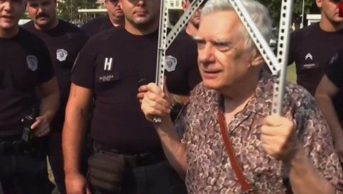 СКАНДАЛОЗНО! Ћута довео сексуалног напасника да пробија кордон полиције и упада у Палату Србија (ВИДЕО) СКАНДАЛОЗНО! Ћута довео сексуалног напасника да пробија кордон полиције и упада у Палату Србија (ВИДЕО)