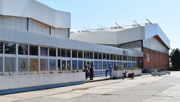 ЗА ТРИ СВАЛАЧИОНИЦЕ 11 МИЛИОНА: Реконструкција у делу КСЦ „Језеро“ у Кикинди ЗА ТРИ СВАЛАЧИОНИЦЕ 11 МИЛИОНА: Реконструкција у делу КСЦ „Језеро“ у Кикинди