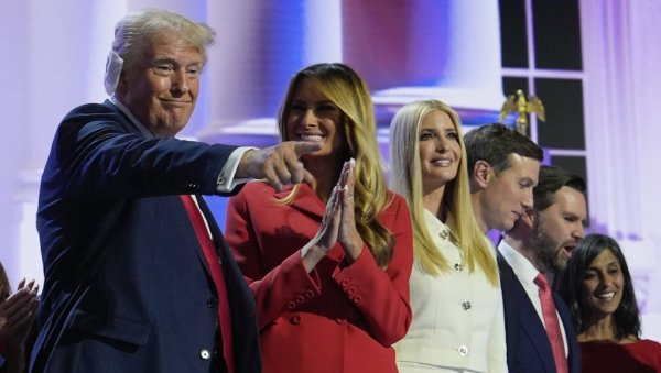ПРИМИО САМ МЕТАК ЗА ДЕМОКРАТИЈУ Моћна Трампова порука - Ту сам само уз божју помоћ, иначе не бих био пред вама ПРИМИО САМ МЕТАК ЗА ДЕМОКРАТИЈУ Моћна Трампова порука - Ту сам само уз божју помоћ, иначе не бих био пред вама