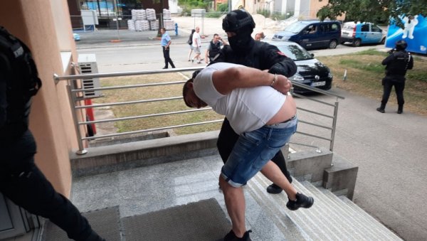 ХАЈРИЗИЈЕВ ПОМАГАЧ СПРОВЕДЕН У РЕПУБЛИЧКО ЈАВНО ТУЖИЛАШТВО РС: Сумњичи се да је убици српског полицајца организовао транспорт (ФОТО/ВИДЕО) ХАЈРИЗИЈЕВ ПОМАГАЧ СПРОВЕДЕН У РЕПУБЛИЧКО ЈАВНО ТУЖИЛАШТВО РС: Сумњичи се да је убици српског полицајца организовао транспорт (ФОТО/ВИДЕО)