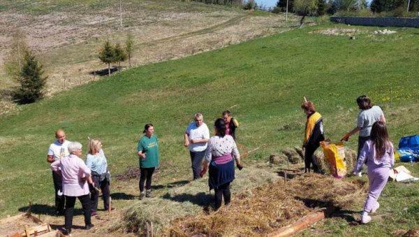 ЗЛАТНИ ПЛОДОВИ ЗЛАТАРСКИХ ДИВОВА: Већ пет година једна нововарошка хуманитарна организација окупља и помаже особе ометене у развоју ЗЛАТНИ ПЛОДОВИ ЗЛАТАРСКИХ ДИВОВА: Већ пет година једна нововарошка хуманитарна организација окупља и помаже особе ометене у развоју