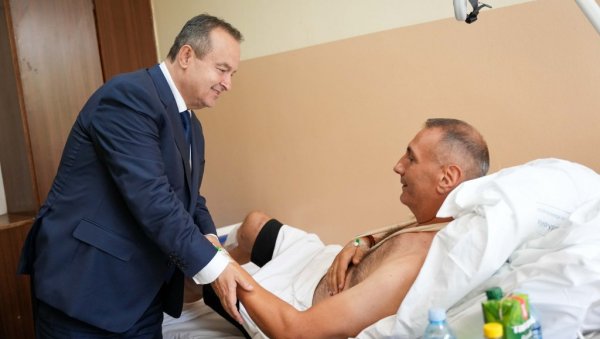 МИНИСТАР ДАЧИЋ ОБИШАО РАЊЕНОГ ИЛИЋА: Познато у каквом је стању полицајац повређен у пуцњави код Лознице (ФОТО) МИНИСТАР ДАЧИЋ ОБИШАО РАЊЕНОГ ИЛИЋА: Познато у каквом је стању полицајац повређен у пуцњави код Лознице (ФОТО)