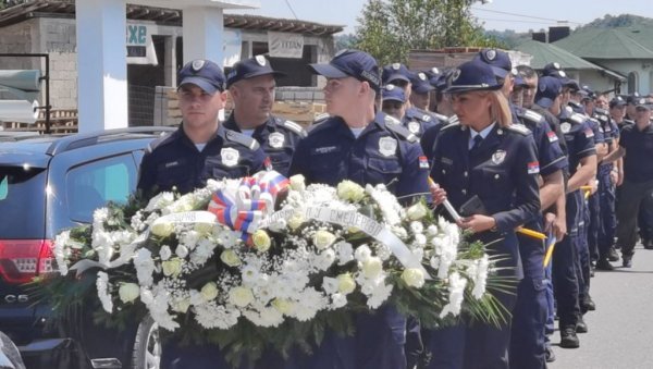САХРАНА НИКОЛЕ КРСМАНОВИЋА: Потресне сцене у Лозници, колеге дошле да заувек испрате убијеног полицајца (ФОТО/ВИДЕО) САХРАНА НИКОЛЕ КРСМАНОВИЋА: Потресне сцене у Лозници, колеге дошле да заувек испрате убијеног полицајца (ФОТО/ВИДЕО)