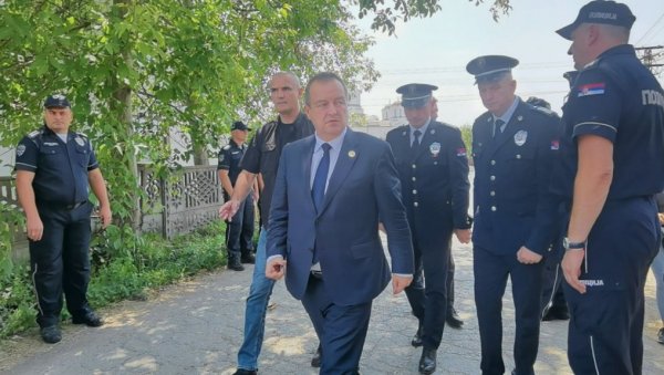 ДАЧИЋ СТИГАО У ЛОЗНИЦУ: Министар унутрашњих послова присуствује сахрани убијеног Николе Крсмановића (ФОТО/ВИДЕО) ДАЧИЋ СТИГАО У ЛОЗНИЦУ: Министар унутрашњих послова присуствује сахрани убијеног Николе Крсмановића (ФОТО/ВИДЕО)