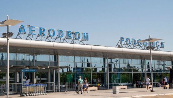 СРЦЕ У РУКАМА СТЈУАРДЕСЕ: Она је голим рукама оживљавала младића на аеродрому у Подгорици СРЦЕ У РУКАМА СТЈУАРДЕСЕ: Она је голим рукама оживљавала младића на аеродрому у Подгорици