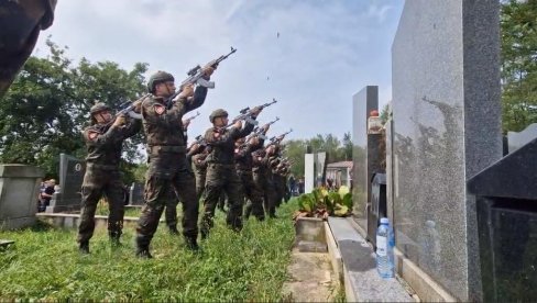 HIMNA CARA LAZARA ZA ISPRAĆAJ SRPSKOG JUNAKA: Ovako je sahranjen ubijeni policajac Nikola Krsmanović (FOTO/VIDEO) HIMNA CARA LAZARA ZA ISPRAĆAJ SRPSKOG JUNAKA: Ovako je sahranjen ubijeni policajac Nikola Krsmanović (FOTO/VIDEO)