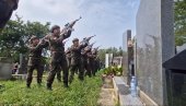 HIMNA CARA LAZARA ZA ISPRAĆAJ SRPSKOG JUNAKA: Ovako je sahranjen ubijeni policajac Nikola Krsmanović (FOTO/VIDEO) HIMNA CARA LAZARA ZA ISPRAĆAJ SRPSKOG JUNAKA: Ovako je sahranjen ubijeni policajac Nikola Krsmanović (FOTO/VIDEO)