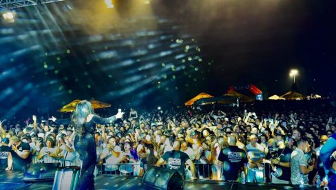 NIKADA NISU USPELI DA ME ODVOJE OD PUBLIKE: Dragana Mirković oborila rekord u Bajinoj Bašti, a ovaj njen gest je sve iznenadio (FOTO) NIKADA NISU USPELI DA ME ODVOJE OD PUBLIKE: Dragana Mirković oborila rekord u Bajinoj Bašti, a ovaj njen gest je sve iznenadio (FOTO)