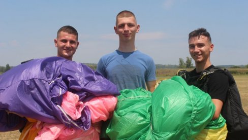 IZVELI PRVI PADOBRANSKI SKOK: Počeo projekat „Poleti padobranom“ na aerodromu kod Paraćina (FOTO) IZVELI PRVI PADOBRANSKI SKOK: Počeo projekat „Poleti padobranom“ na aerodromu kod Paraćina (FOTO)