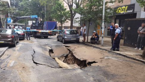 AUTOMOBIL PROPAO KROZ ASFALT NA VRAČARU: Građani u neverici posmatrali prizor - auto ostao zaglavljen (FOTO/VIDEO) AUTOMOBIL PROPAO KROZ ASFALT NA VRAČARU: Građani u neverici posmatrali prizor - auto ostao zaglavljen (FOTO/VIDEO)