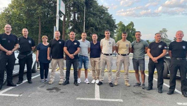 ВРАТИЛИ СЕ НАШИ ВАТРОГАСЦИ ИЗ СЕВЕРНЕ МАКЕДОНИЈЕ: За помоћ у гашењу пожара уручена им специјална захвалница (ФОТО) ВРАТИЛИ СЕ НАШИ ВАТРОГАСЦИ ИЗ СЕВЕРНЕ МАКЕДОНИЈЕ: За помоћ у гашењу пожара уручена им специјална захвалница (ФОТО)