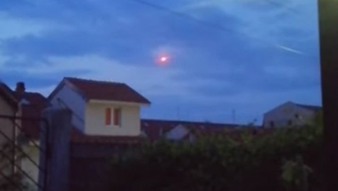 IŠLA JE KA NAMA Nišlije sinoć na nebu videli crvenu kuglu - još uvek u neverici šta ih je snašlo (VIDEO) IŠLA JE KA NAMA Nišlije sinoć na nebu videli crvenu kuglu - još uvek u neverici šta ih je snašlo (VIDEO)