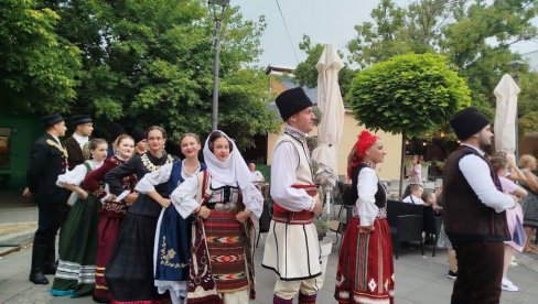 BANATSKI KOSTIMI „ŠETALI“ KRAJ FONTANE: U Paraćinu revija narodne nošnje (FOTO) BANATSKI KOSTIMI „ŠETALI“ KRAJ FONTANE: U Paraćinu revija narodne nošnje (FOTO)