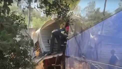 SUDAR TURISTIČKOG AUTOBUSA I KAMIONA: Jedna osoba poginula, dve povređene (VIDEO) SUDAR TURISTIČKOG AUTOBUSA I KAMIONA: Jedna osoba poginula, dve povređene (VIDEO)