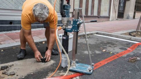 MENJAJU PARKING SENZORE: Od danas do kraja avgusta radovi na oko 1.400 mesta na Vračaru MENJAJU PARKING SENZORE: Od danas do kraja avgusta radovi na oko 1.400 mesta na Vračaru