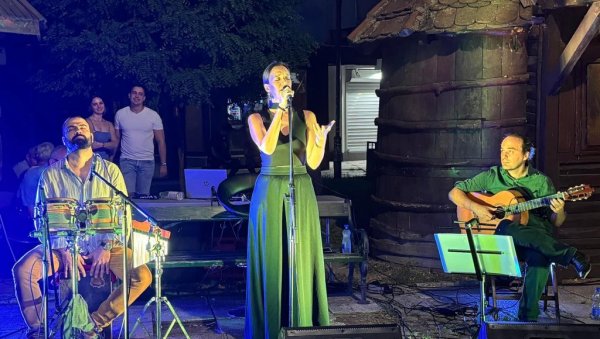 ЗВУЦИ ШПАНИЈЕ И ПОРТУГАЛА: Тамара Јокић поново одушевила наступом у Смедереву ЗВУЦИ ШПАНИЈЕ И ПОРТУГАЛА: Тамара Јокић поново одушевила наступом у Смедереву