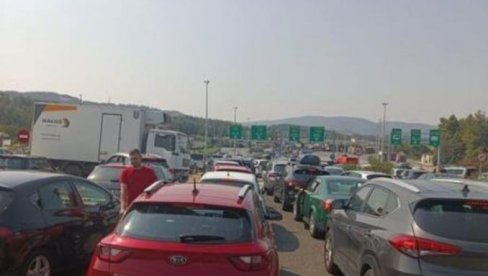 ČEKA SE DUŽE OD TRI SATA: Ogromne gužve na Evzoniju ČEKA SE DUŽE OD TRI SATA: Ogromne gužve na Evzoniju