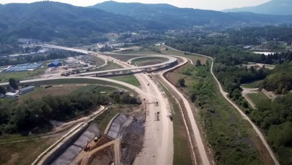 ИЗГРАДЊА ДЕОНИЦЕ АУТО-ПУТА МИЛОШ ВЕЛИКИ, ОД ПАКОВРАЋА ДО ПОЖЕГЕ, УШЛА У ЗАВРШНУ ФАЗУ Следе радови и ка Црној Гори ИЗГРАДЊА ДЕОНИЦЕ АУТО-ПУТА МИЛОШ ВЕЛИКИ, ОД ПАКОВРАЋА ДО ПОЖЕГЕ, УШЛА У ЗАВРШНУ ФАЗУ Следе радови и ка Црној Гори