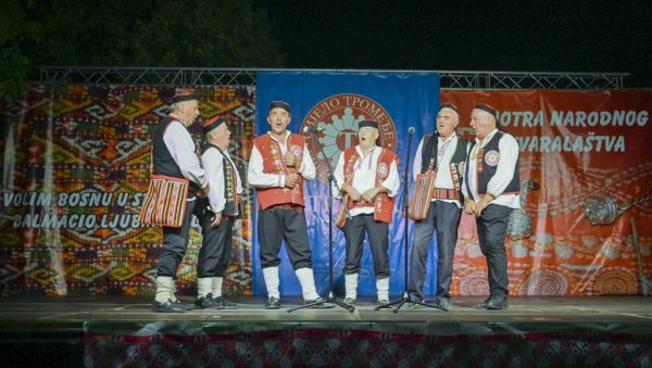 ОДЗВАЊАЛИ ОЈКАЧКИ ГЛАСОВИ: У Стрмици код Книна одржано 28. Сијело тромеђе, једна од највећих културних манифестација Срба у Хрватској ОДЗВАЊАЛИ ОЈКАЧКИ ГЛАСОВИ: У Стрмици код Книна одржано 28. Сијело тромеђе, једна од највећих културних манифестација Срба у Хрватској
