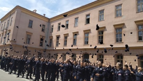 ПРОМОЦИЈА ПОЛАЗНИКА 44. КЛАСЕ ЦЕНТРА ЗА ОСНОВНУ ПОЛИЦИЈСКУ ОБУКУ У СРЕМСКОЈ КАМЕНИЦИ Дачић: Држава рачуна на вас! ПРОМОЦИЈА ПОЛАЗНИКА 44. КЛАСЕ ЦЕНТРА ЗА ОСНОВНУ ПОЛИЦИЈСКУ ОБУКУ У СРЕМСКОЈ КАМЕНИЦИ Дачић: Држава рачуна на вас!