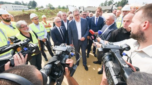 VUČIĆ OBIŠAO RADOVE NA OBILAZNICI OKO KRAGUJEVCA: Biće gotova za dve i po godine, to će biti potpuno novi grad (VIDEO) VUČIĆ OBIŠAO RADOVE NA OBILAZNICI OKO KRAGUJEVCA: Biće gotova za dve i po godine, to će biti potpuno novi grad (VIDEO)