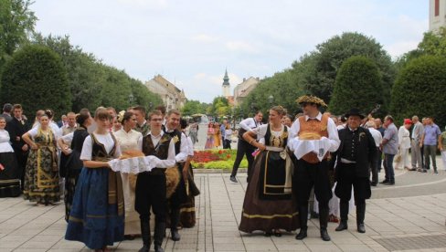 HLEB, KRUH ILI KRUV - SIMBOL NADE I ZAJEDNIŠTVA: U Somboru obeležena tradicionalna žetelačka svečanost - Dužionica HLEB, KRUH ILI KRUV - SIMBOL NADE I ZAJEDNIŠTVA: U Somboru obeležena tradicionalna žetelačka svečanost - Dužionica