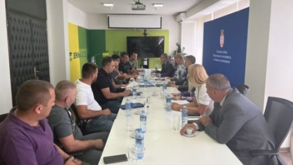 МИНИСТАР МАРТИНОВИЋ САОПШТИО: Закључен споразум са удружењима пољопривредника МИНИСТАР МАРТИНОВИЋ САОПШТИО: Закључен споразум са удружењима пољопривредника