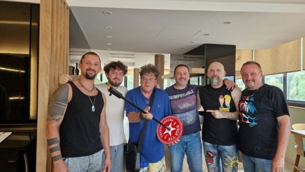 ЖЕРА ЦРВЕНА ЈАБУКА СА ФАНОВИМА СЛАВИО РОЂЕНДАН: Дочекан с овацијама, а сачекало га је и специјално изненађење (ФОТО) ЖЕРА ЦРВЕНА ЈАБУКА СА ФАНОВИМА СЛАВИО РОЂЕНДАН: Дочекан с овацијама, а сачекало га је и специјално изненађење (ФОТО)