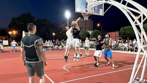 BASKETAŠI 3 H 3 PRVI ISPROBALI TEREN: Paraćinska MZ Gloždak dobila novo igralište za male sportove, sa savremenom podlogom od Tartana BASKETAŠI 3 H 3 PRVI ISPROBALI TEREN: Paraćinska MZ Gloždak dobila novo igralište za male sportove, sa savremenom podlogom od Tartana