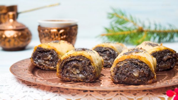 НАЈСОЧНИЈИ РЕЦЕПТ ЗА БАКЛАВУ СА МАКОМ И ОРАСИМА: Баклава на другачији начин НАЈСОЧНИЈИ РЕЦЕПТ ЗА БАКЛАВУ СА МАКОМ И ОРАСИМА: Баклава на другачији начин