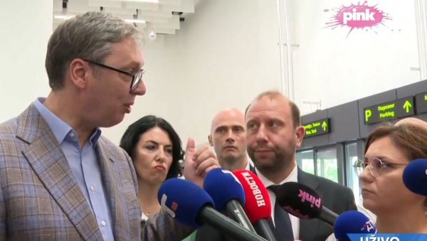 ЗНАМО ТАЧНО О КОМЕ ЈЕ РЕЧ Вучић на питање Новости о нападима на српску наменску индустрију: Дуго ово траје, раде то са свих страна ЗНАМО ТАЧНО О КОМЕ ЈЕ РЕЧ Вучић на питање Новости о нападима на српску наменску индустрију: Дуго ово траје, раде то са свих страна