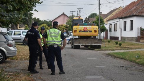 KOMŠIJE ČULE UDARAC KADA JE BICIKLISTA POGINUO POD BAGEROM: Ispituju se detalji tragedije u Kikindi KOMŠIJE ČULE UDARAC KADA JE BICIKLISTA POGINUO POD BAGEROM: Ispituju se detalji tragedije u Kikindi