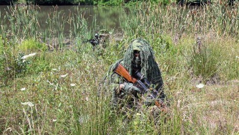 OVAKO SE SRPSKA VOJSKA OBUČAVA U LETNJIM MESECIMA: Izviđači Četvrte brigade u akciji OVAKO SE SRPSKA VOJSKA OBUČAVA U LETNJIM MESECIMA: Izviđači Četvrte brigade u akciji