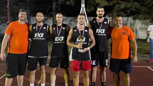BASKETAŠI U MEĐI NAJAVILI RADOST IZ PARIZA: Zanimljivi dueli pod obručem u Tarzanovom selu u Banatu BASKETAŠI U MEĐI NAJAVILI RADOST IZ PARIZA: Zanimljivi dueli pod obručem u Tarzanovom selu u Banatu