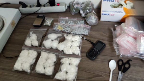 И НА УЛИЦИ СА СОБОМ НОСИЛИ НАРКОТИКЕ: Ухапшена двојица Новосађана и малолетник из Темерина осумњичени за трговину дрогом И НА УЛИЦИ СА СОБОМ НОСИЛИ НАРКОТИКЕ: Ухапшена двојица Новосађана и малолетник из Темерина осумњичени за трговину дрогом