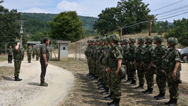 ГАШИЋ У КОПНЕНОЈ ЗОНИ БЕЗБЕДНОСТИ: Министар обишао припаднике Војске Србије ГАШИЋ У КОПНЕНОЈ ЗОНИ БЕЗБЕДНОСТИ: Министар обишао припаднике Војске Србије