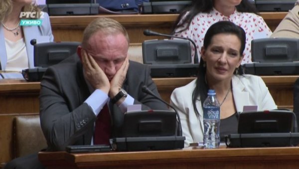 ЂИЛАСА НАПУШТАЈУ ЈОШ ДВЕ ПОСЛАНИЦЕ: Осипа се клуб ССП, пао на 12 чланова ЂИЛАСА НАПУШТАЈУ ЈОШ ДВЕ ПОСЛАНИЦЕ: Осипа се клуб ССП, пао на 12 чланова