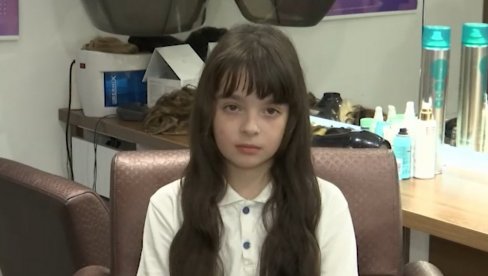 ANDREJ (11) IZ BRATUNCA ODUŠEVIO REGION: Puštao kosu 4 godine, pa je donirao bolesnoj deci (VIDEO) ANDREJ (11) IZ BRATUNCA ODUŠEVIO REGION: Puštao kosu 4 godine, pa je donirao bolesnoj deci (VIDEO)