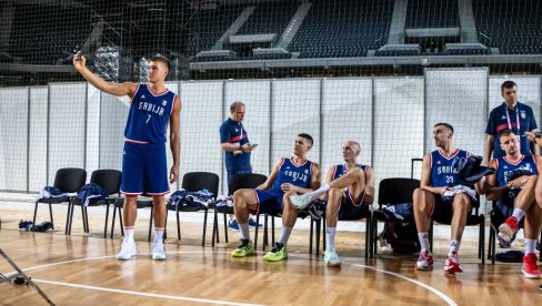 SPREMNI ZA MEDALJU NA OLIMPIJSKIM IGRAMA: Orlovi se fotografisali, sjajna atmosfera u timu Srbije pred put u Lil (FOTO) SPREMNI ZA MEDALJU NA OLIMPIJSKIM IGRAMA: Orlovi se fotografisali, sjajna atmosfera u timu Srbije pred put u Lil (FOTO)