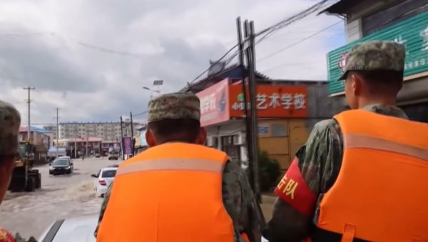 ЕВАКУИСАНО ПРЕКО 150.000 СТАНОВНИКА: Мештани у страху од снажне временске непогоде, огласиле се и власти ЕВАКУИСАНО ПРЕКО 150.000 СТАНОВНИКА: Мештани у страху од снажне временске непогоде, огласиле се и власти