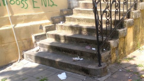 RUŽAN PRIZOR: Na ulazu u galeriju grafiti i smeće RUŽAN PRIZOR: Na ulazu u galeriju grafiti i smeće